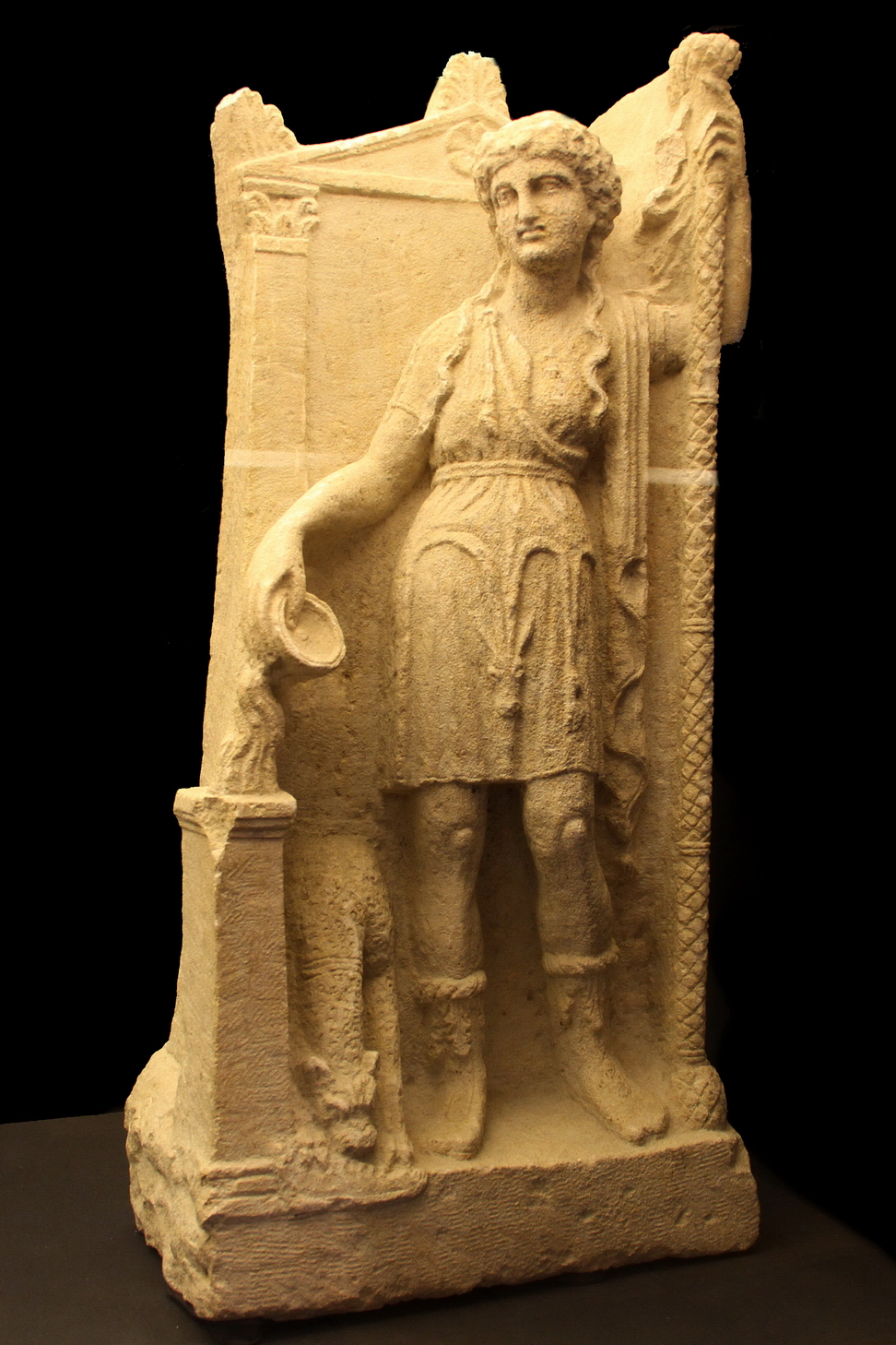 Tesori Albania_42.JPG - Artemide Ecate (parte di monumento funerario) - Pietra calcarea - Apollonia, III secolo a.c.